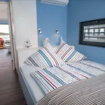 Hausboote Und Ferienhaeuser Marina * Mucheln