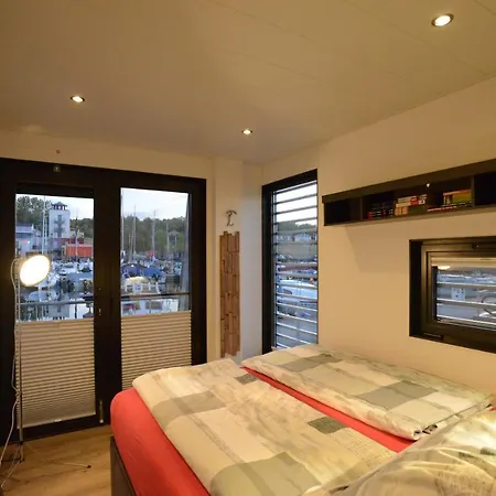 Dom wakacyjny Hausboote Und Ferienhaeuser Marina