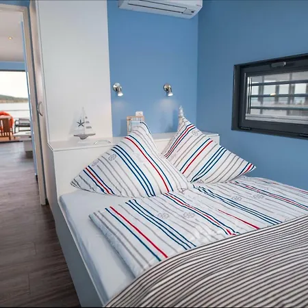 Hausboote Und Ferienhaeuser Marina * Mucheln