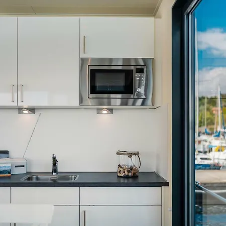 Dom wakacyjny Hausboote Und Ferienhaeuser Marina Mucheln