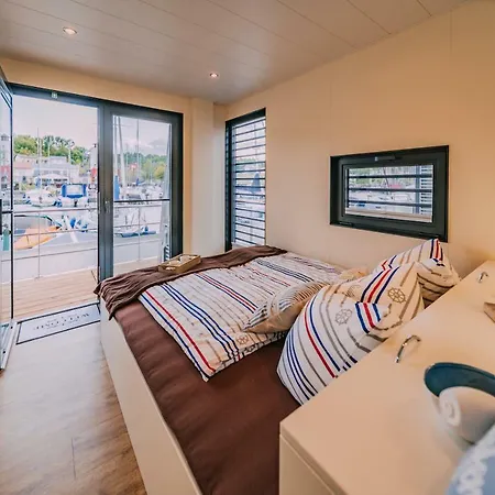 Hausboote Und Ferienhaeuser Marina * Mucheln