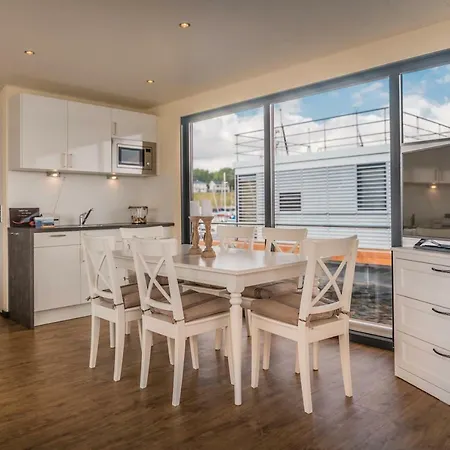 Hausboote Und Marina Mucheln