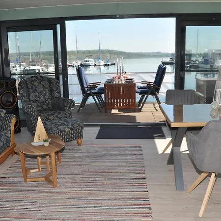 Dom wakacyjny Hausboote Und Ferienhaeuser Marina