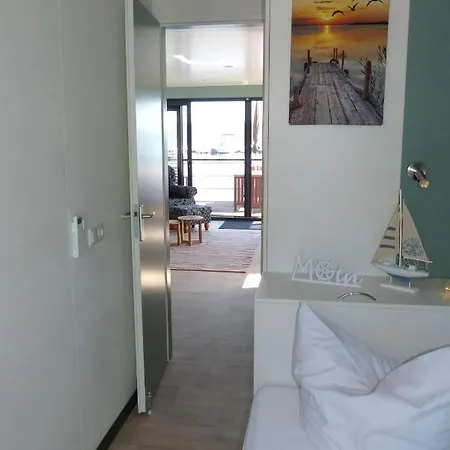 Hausboote Und Ferienhaeuser Marina *