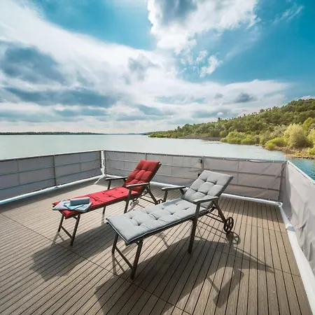 Hausboote Und Marina Mucheln