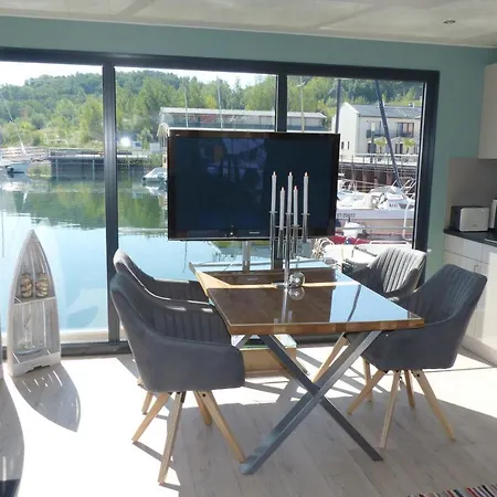 Hausboote Und Ferienhaeuser Marina *