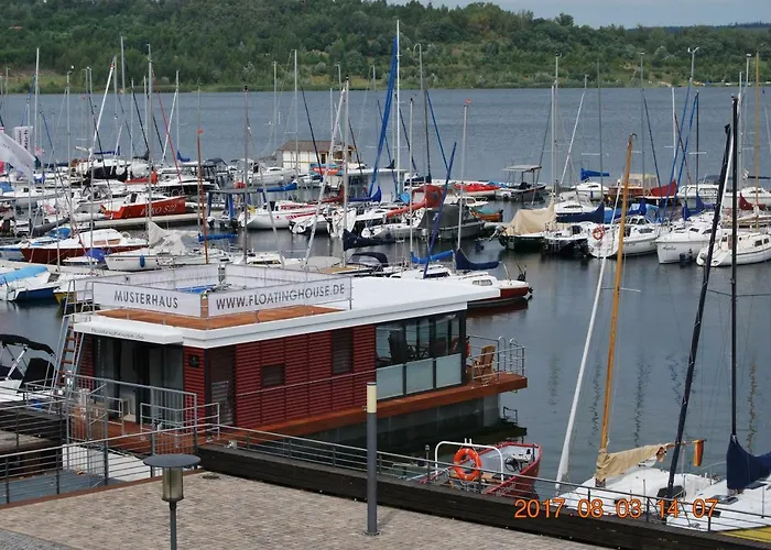 Hausboote Und Ferienhaeuser Marina Hébergement de vacances Mucheln