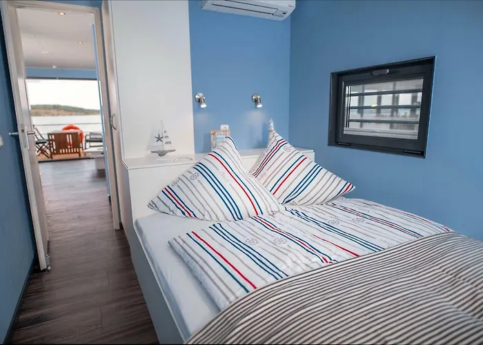 Hausboote Und Ferienhaeuser Marina * Mucheln