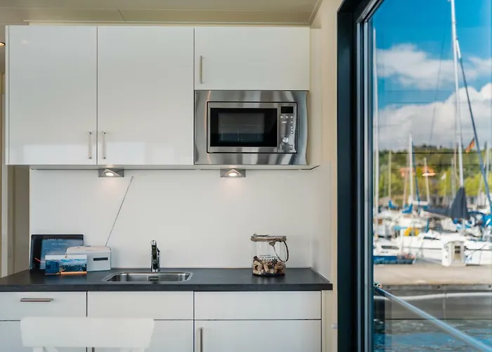 Nyaraló Hausboote Und Ferienhaeuser Marina Mücheln