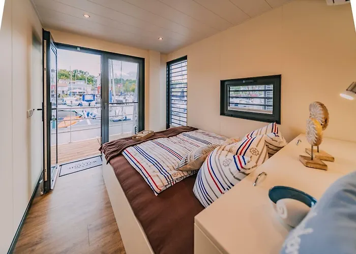 Hausboote Und Ferienhaeuser Marina * Mucheln