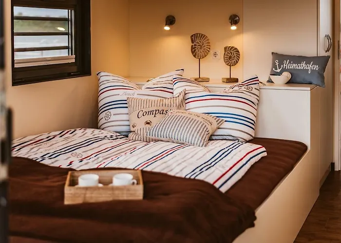 Hausboote Und Ferienhaeuser Marina Hébergement de vacances Mucheln