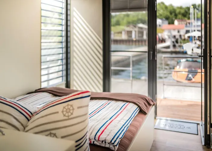 Hébergement de vacances Hausboote Und Ferienhaeuser Marina Mucheln