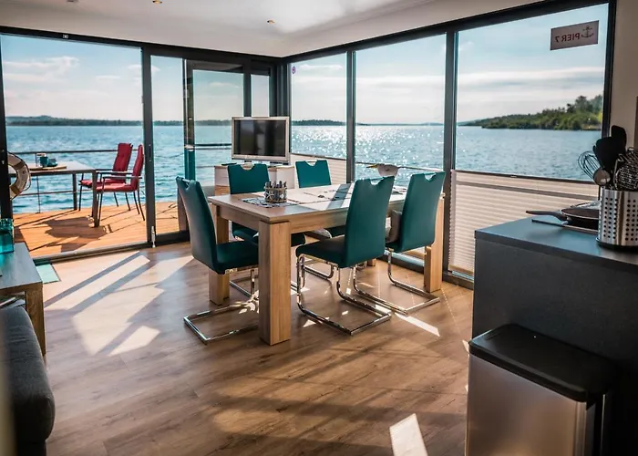 Hausboote Und Ferienhaeuser Marina