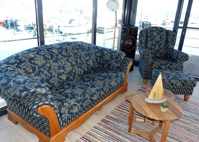 Hausboote Und Ferienhaeuser Marina *