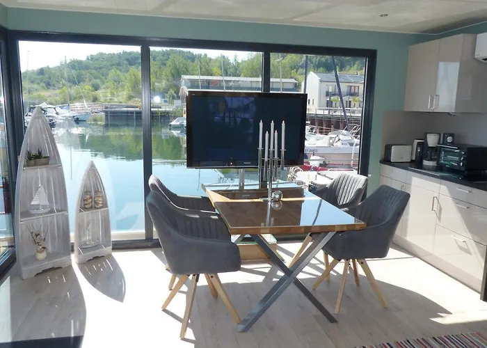 Hausboote Und Ferienhaeuser Marina *